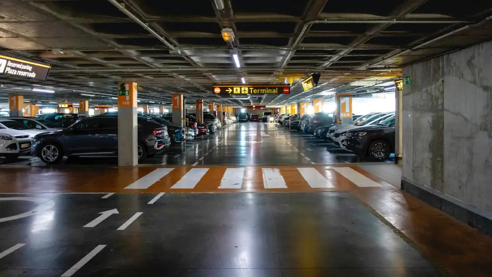 Interior de uno de los aparcamientos del aeropuerto de Sevilla - Aena