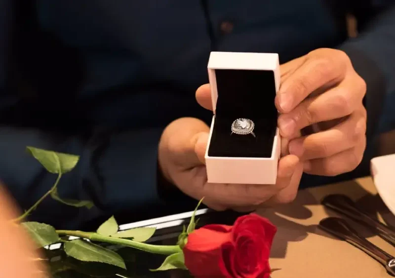 El anillo de una pedida de mano.