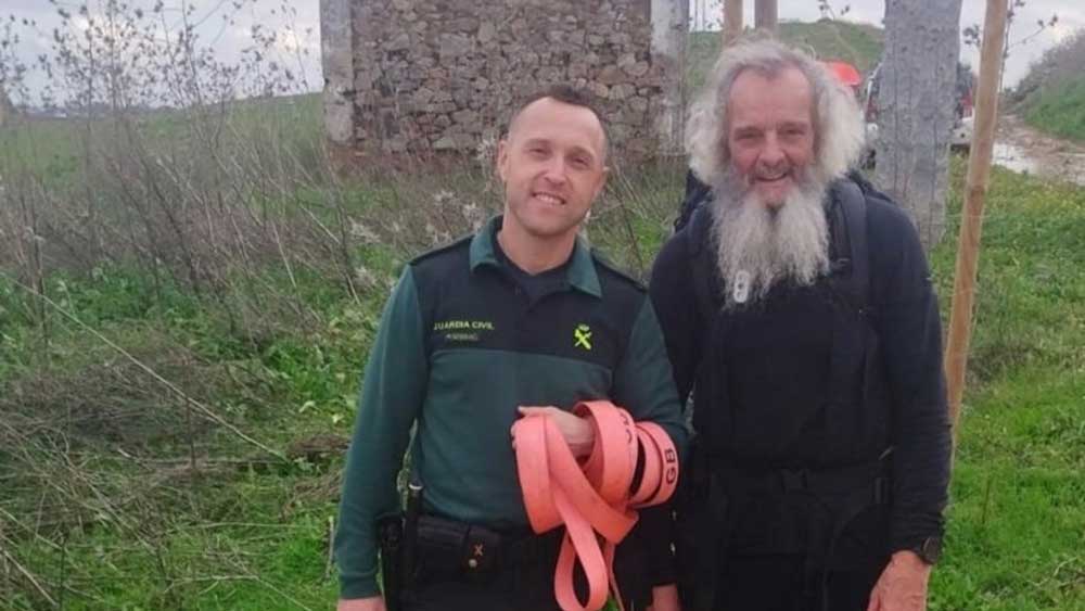 Imagen de uno de los agentes con el peregrino rescatado. - Guardia Civil