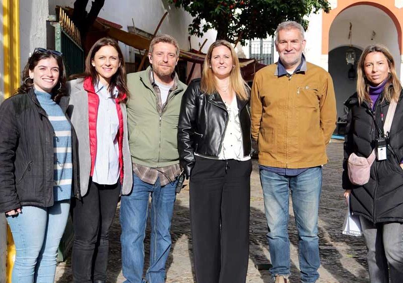 Angie Moreno, acompañada por parte del staff de la serie The Young Sherlock y responsables de Sevilla Films and Events. - Ayuntamiento de Sevilla