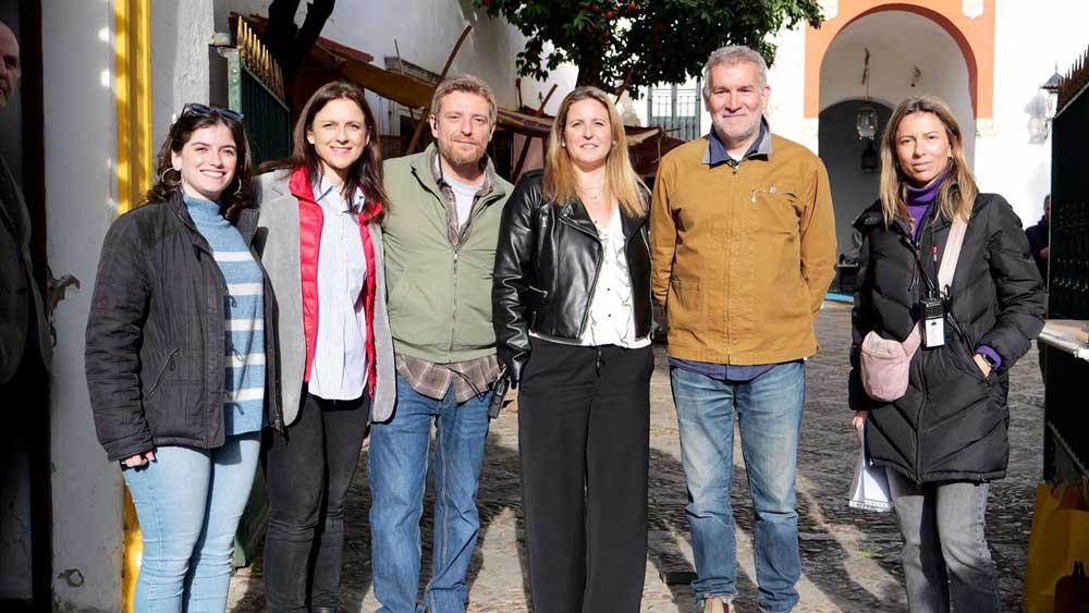 Angie Moreno, acompañada por parte del staff de la serie The Young Sherlock y responsables de Sevilla Films and Events. - Ayuntamiento de Sevilla