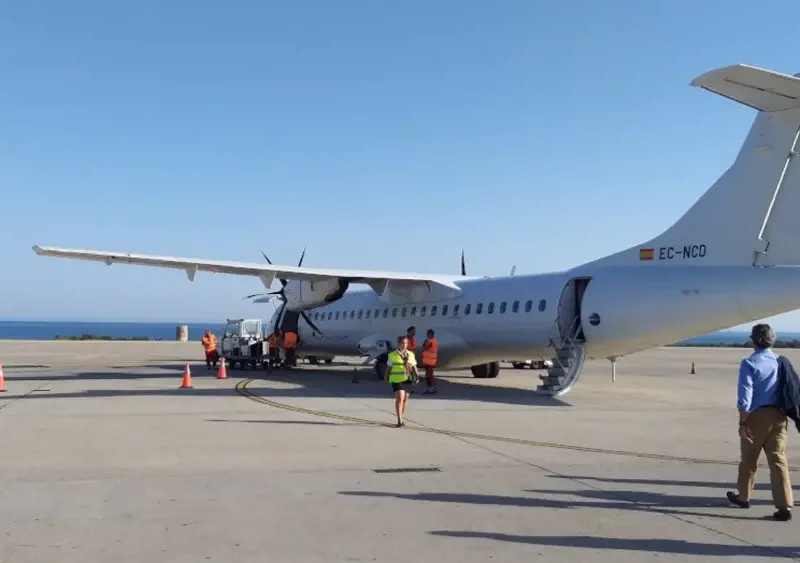 Embarque en el avión que cubre la línea Almería-Sevilla - Junta de Andalucía