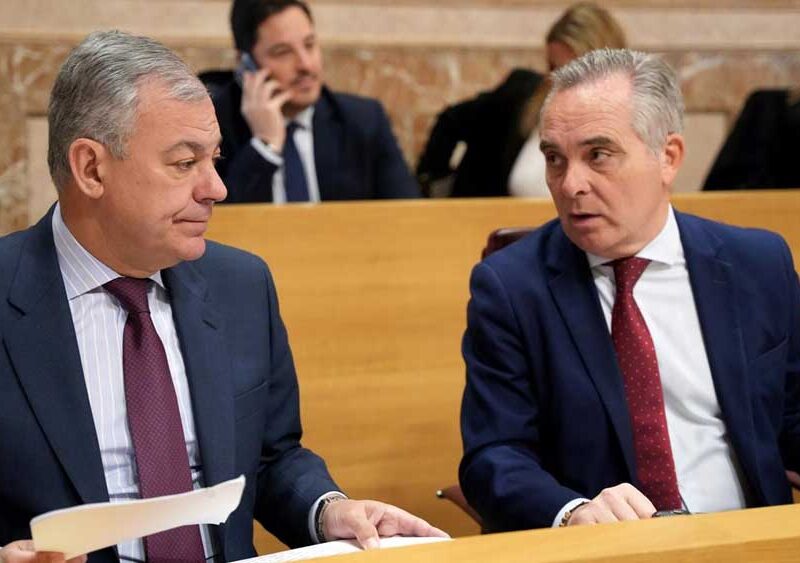 El alcalde de Sevilla, José Luis Sanz, y el delegado de Hacienda, Juan Bueno, durante el Pleno del Ayuntamiento de Sevilla. - María José López / Europa Press