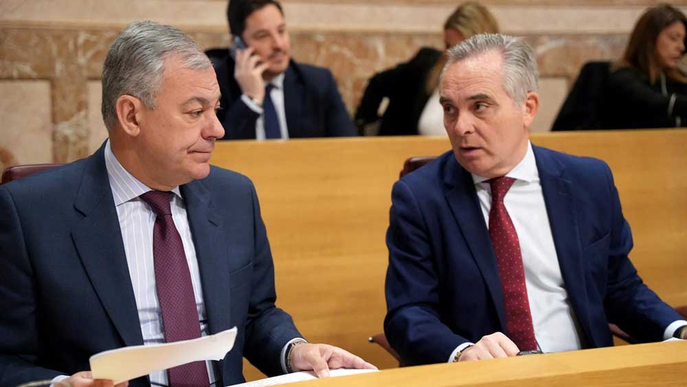 El alcalde de Sevilla, José Luis Sanz, y el delegado de Hacienda, Juan Bueno, durante el Pleno del Ayuntamiento de Sevilla. - María José López / Europa Press