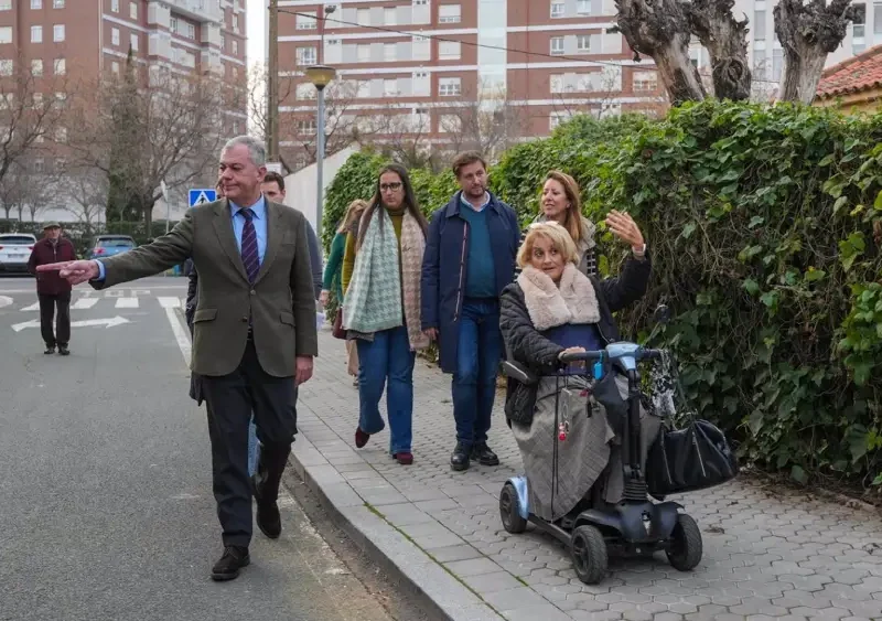El alcalde de Sevilla visita las obras de itinerarios escolares y peatonales de Santa Clara - Ayuntamiento de Sevilla