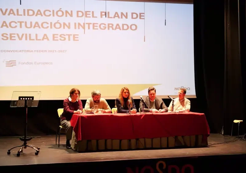 Minerva Salas y José Luis García, en la presentación del Plan de Actuación Integrado, en el centro cívico de Alcosa - Ayuntamiento de Sevilla