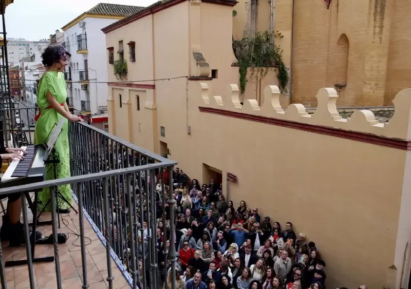 Una de las actuaciones enmarcadas en el festival Ventus, que transforma los balcones de Triana en escenarios culturales - Ayuntamiento de Sevilla