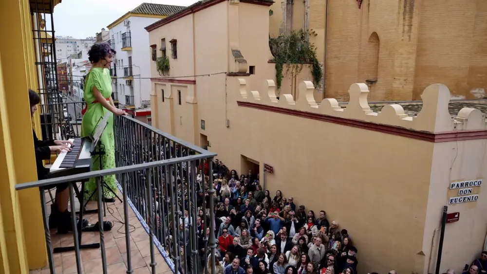 Una de las actuaciones enmarcadas en el festival Ventus, que transforma los balcones de Triana en escenarios culturales - Ayuntamiento de Sevilla