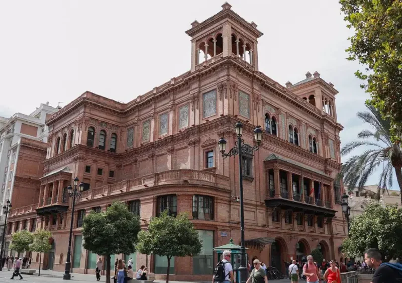 Imagen exterior del edificio del antiguo Teatro Coliseo, en la avenida de la Constitución. - Rocío Ruz - Europa Press
