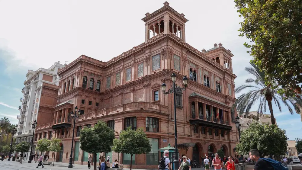 Imagen exterior del edificio del antiguo Teatro Coliseo, en la avenida de la Constitución. - Rocío Ruz - Europa Press