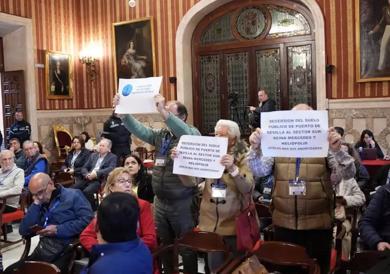 La Asociación de Vecinos Puerto de Sevilla protesta en el Pleno del Ayuntamiento de Sevilla - María José López