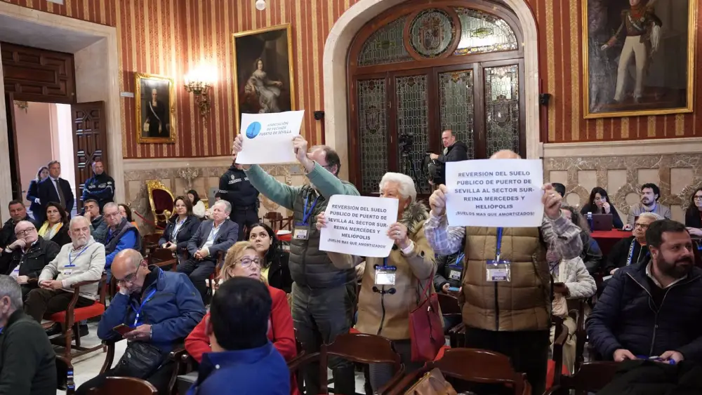 La Asociación de Vecinos Puerto de Sevilla protesta en el Pleno del Ayuntamiento de Sevilla - María José López