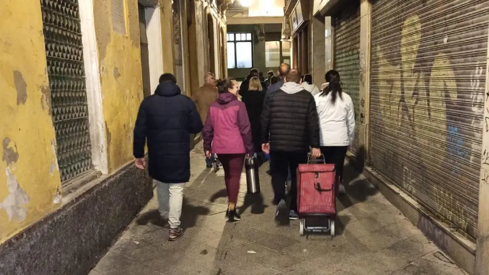 Algunos voluntarios de la 'Brigada Nocturna' por las calles de Sevilla - SA