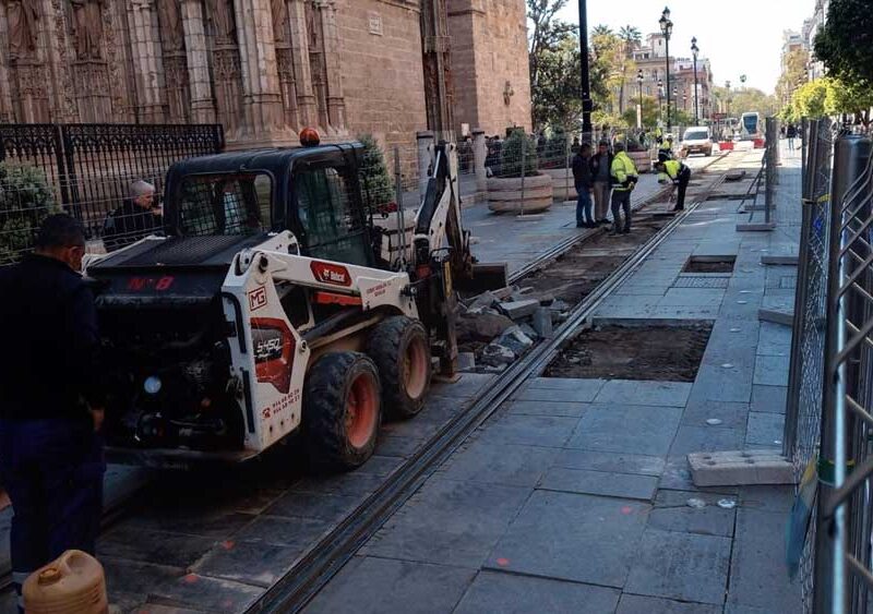 Obras de emergencia en el pavimento de la Avenida Constitución, junto a la Catedral. - Europa Press