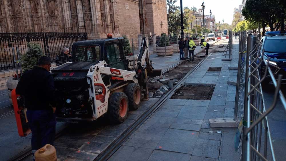Obras de emergencia en el pavimento de la Avenida Constitución, junto a la Catedral. - Europa Press