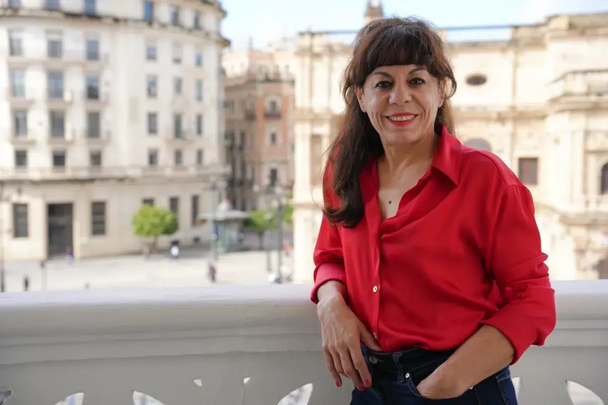 Cristina Medina en un balcón del Hotel Mercer Plaza - Coral Gata