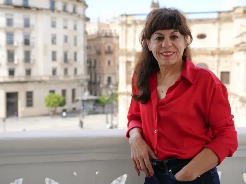 Cristina Medina en un balcón del Hotel Mercer Plaza - Coral Gata