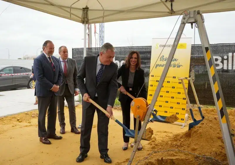 José Luis Sanz coloca la primera piedra del residencial Cruz del Campo