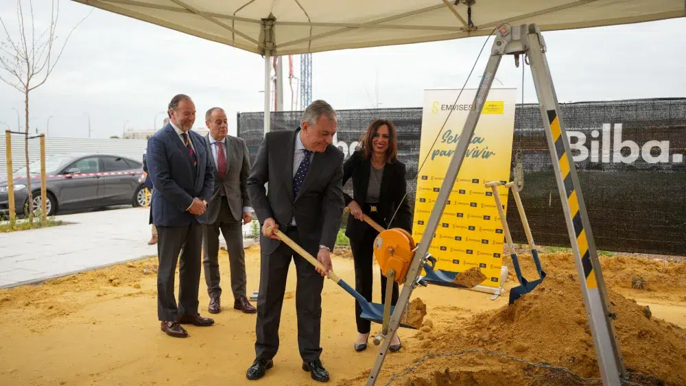 José Luis Sanz coloca la primera piedra del residencial Cruz del Campo