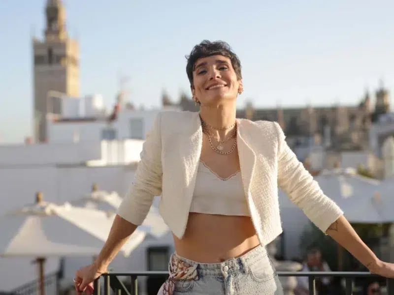 La artista Robin Torres en la terraza del Hotel Mercer Plaza - Coral Gata