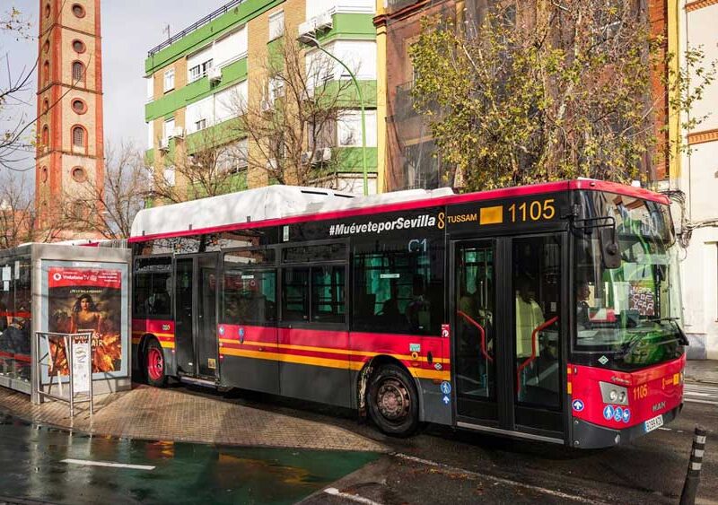 Autobús de Tussam circulando por el centro de la ciudad. - María José López / Europa Press