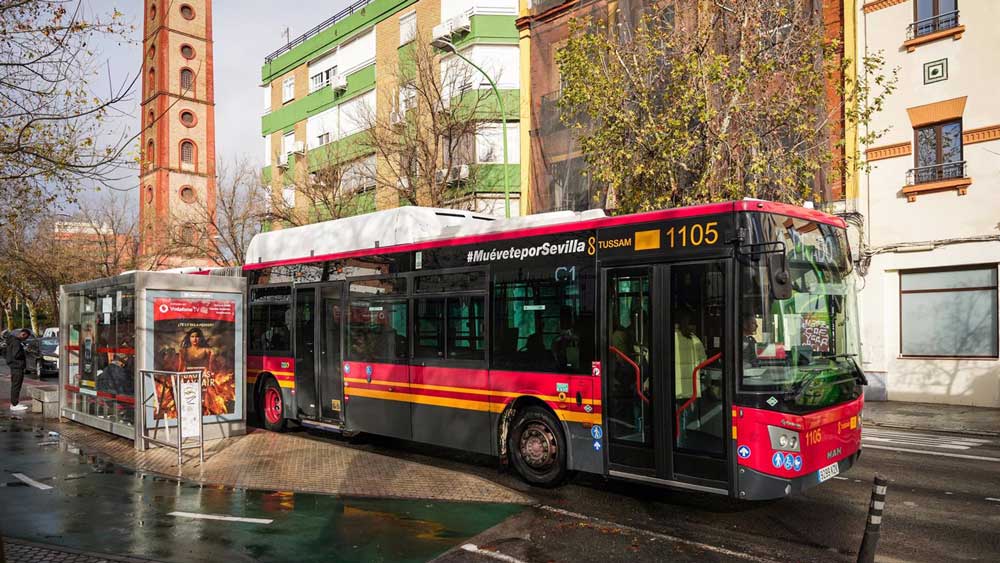 Autobús de Tussam circulando por el centro de la ciudad. - María José López / Europa Press