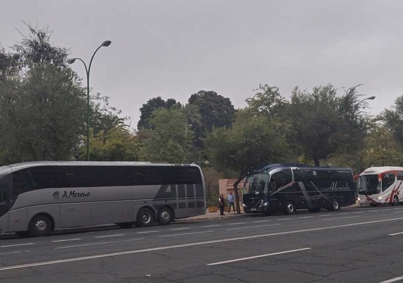 Autobuses turísticos estacionados junto a los jardines de Murillo. - A.G. / Europa Press
