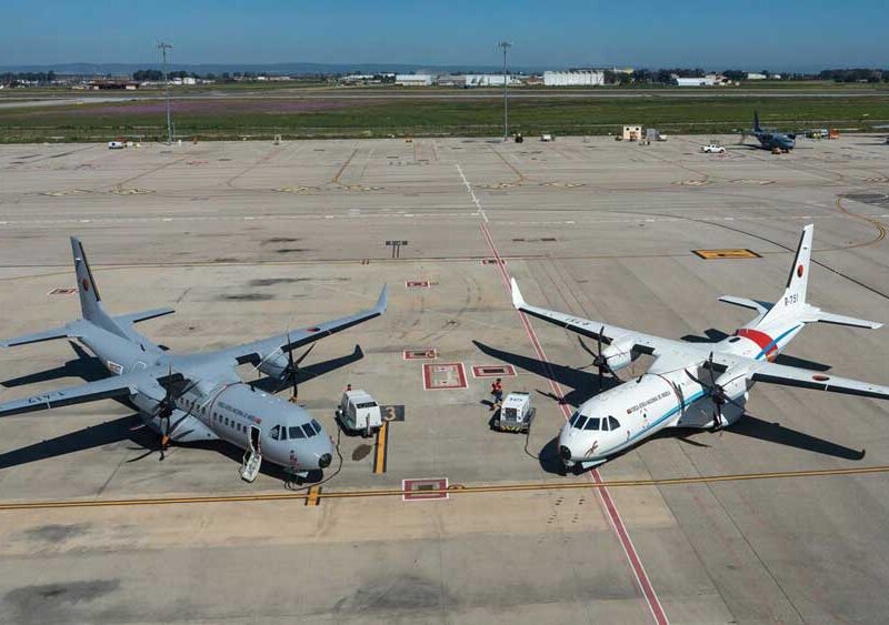 Dos versiones del avión C295 en las pistas a las fueras de la línea de montaje. - Francisco J. Olmo / Europa Press