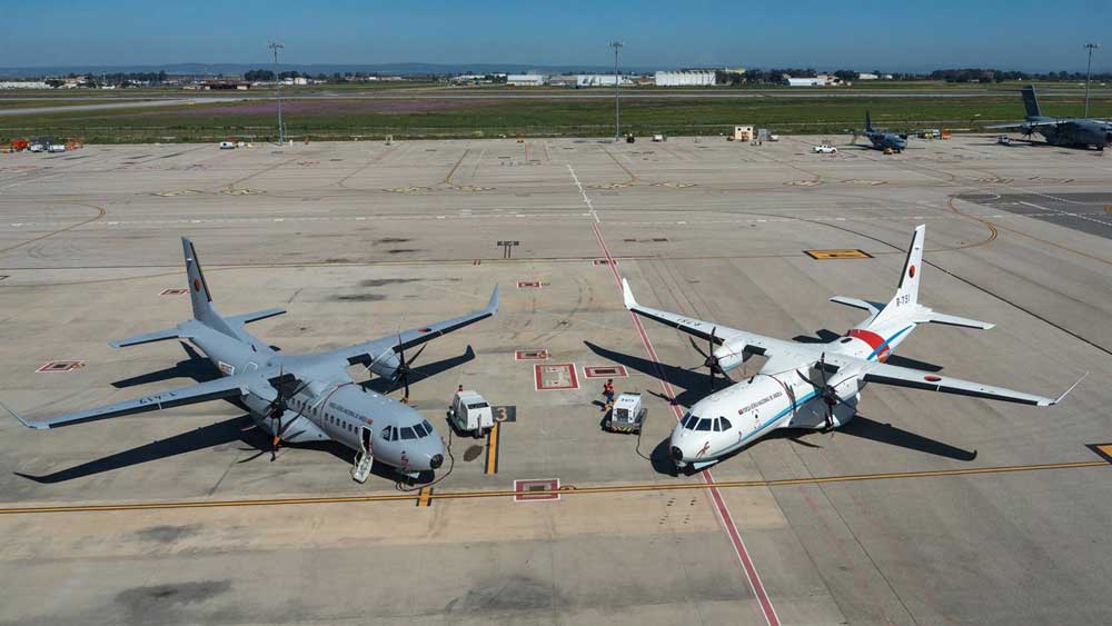 Dos versiones del avión C295 en las pistas a las fueras de la línea de montaje. - Francisco J. Olmo / Europa Press