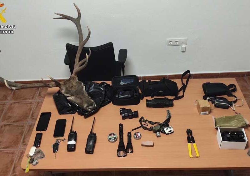 Material incautado a los supuestos cazadores furtivos por el Servicio de Protección de la Naturaleza de la Guardia Civil. - Guardia Civil