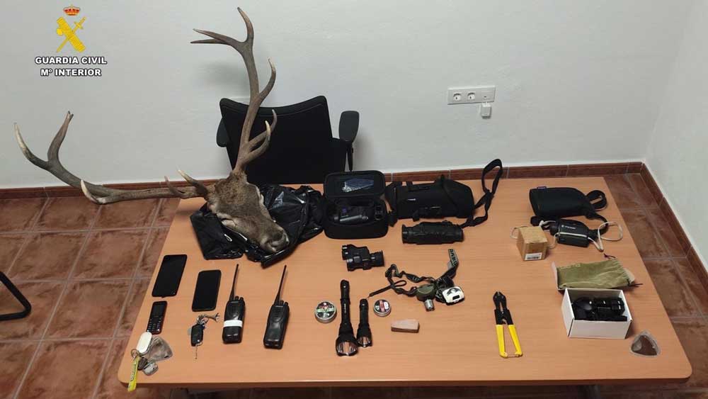 Material incautado a los supuestos cazadores furtivos por el Servicio de Protección de la Naturaleza de la Guardia Civil. - Guardia Civil