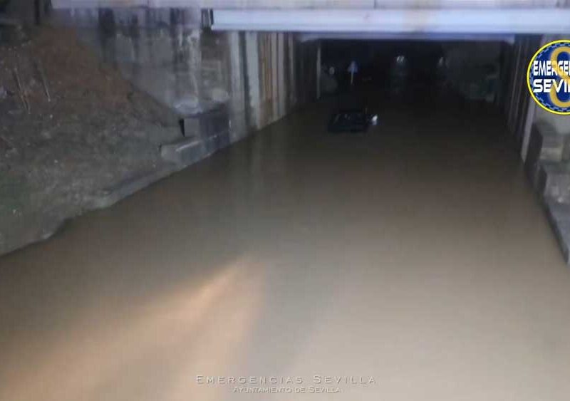 Rescatado en Sevilla un vehículo sumergido en un paso subterráneo en Bellavista - Emergencias Sevilla