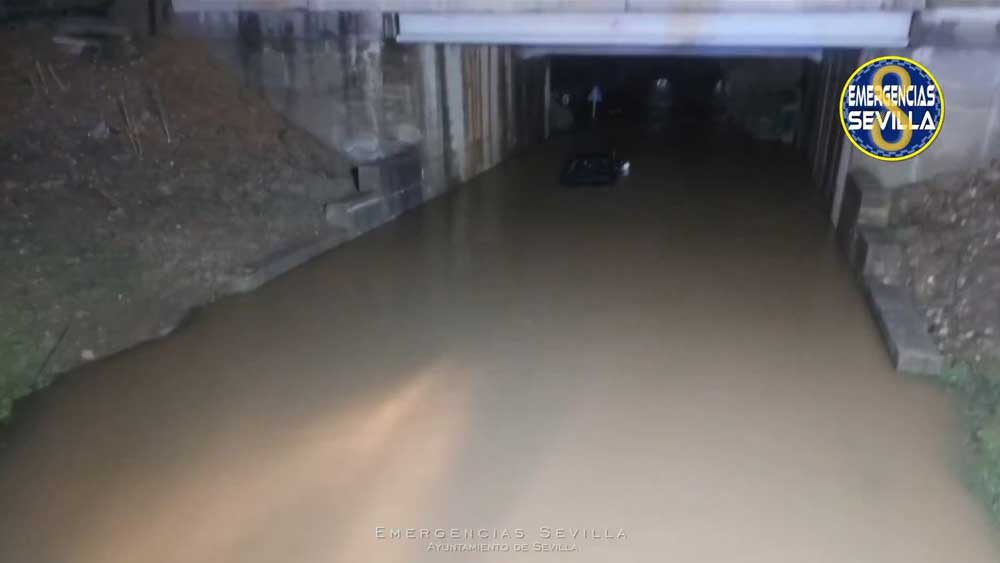 Rescatado en Sevilla un vehículo sumergido en un paso subterráneo en Bellavista - Emergencias Sevilla