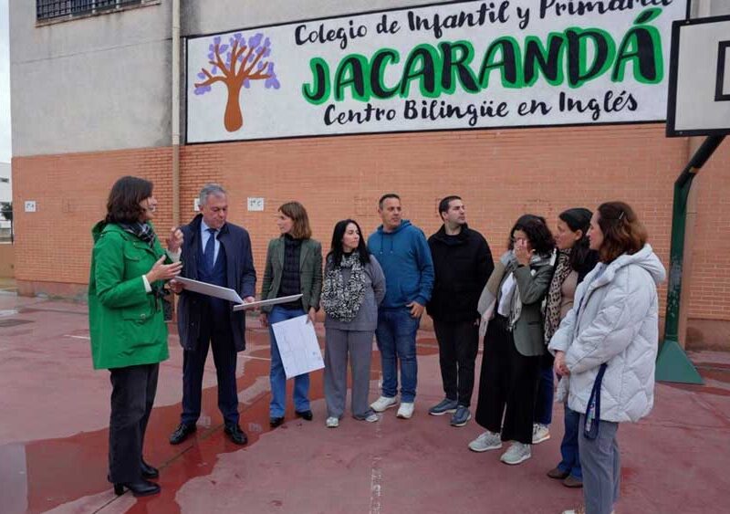 Visita del alcalde al CEIP Jacaranda de Sevilla Este para anunciar el proyecto de nuevas pistas deportivas. - Ayuntamiento de Sevilla
