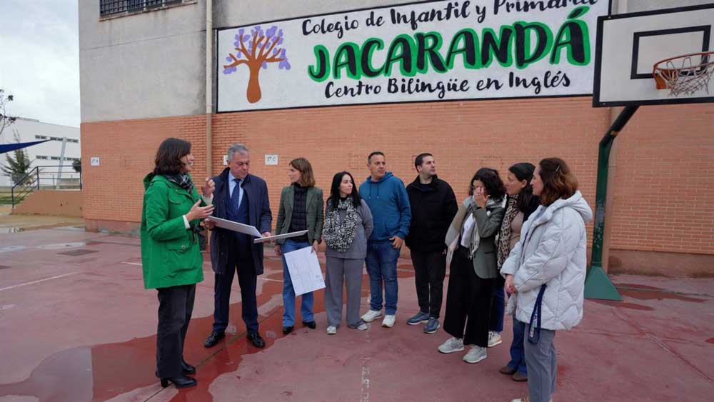 Visita del alcalde al CEIP Jacaranda de Sevilla Este para anunciar el proyecto de nuevas pistas deportivas. - Ayuntamiento de Sevilla
