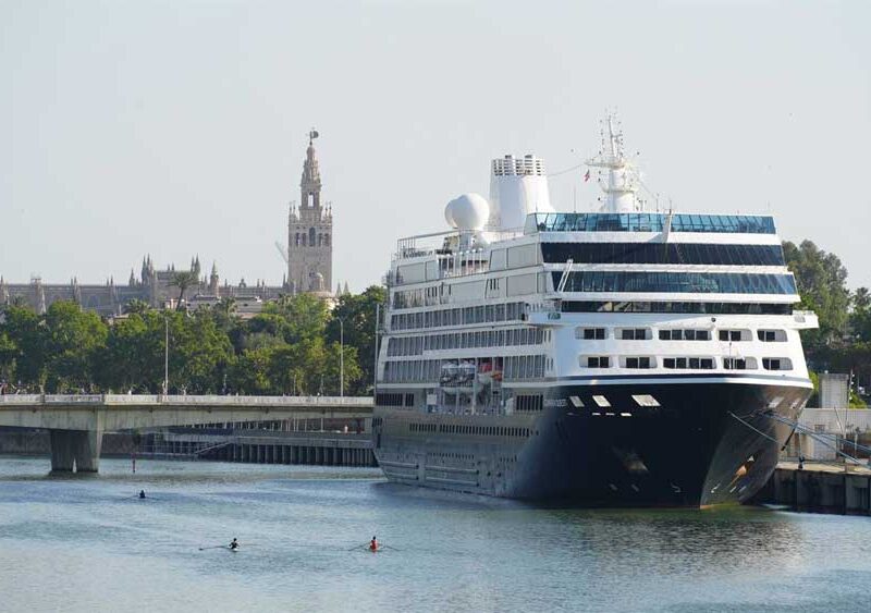 Buque Azamara Quest, atracado en el muelle Delicias, en una foto de archivo. - APS