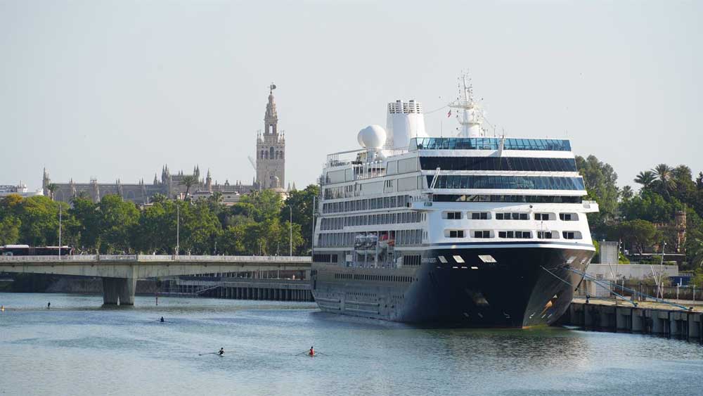 Buque Azamara Quest, atracado en el muelle Delicias, en una foto de archivo. - APS