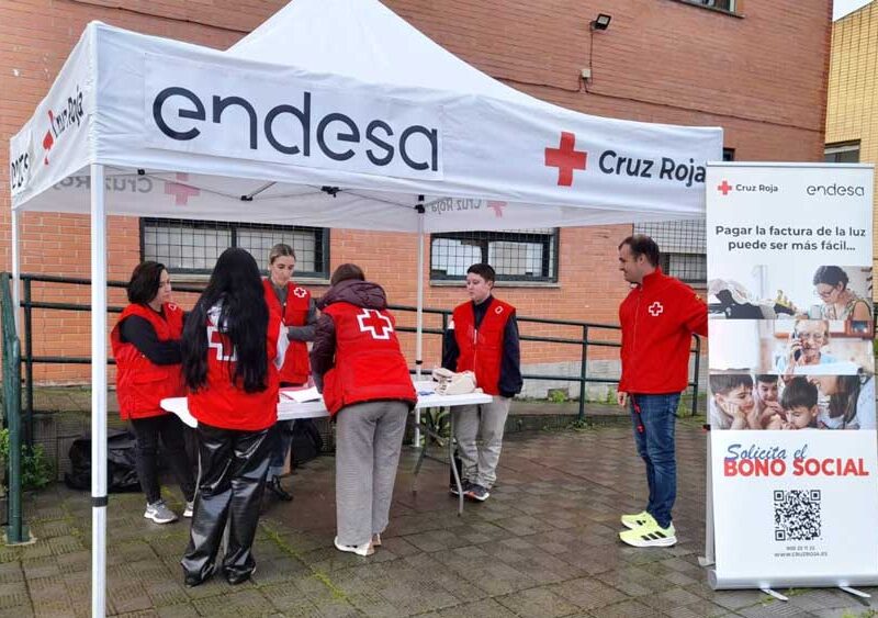 Endesa y Cruz Roja asesoran a sevillanos vulnerables sobre el bono social con ahorro en la factura de la luz - Endesa