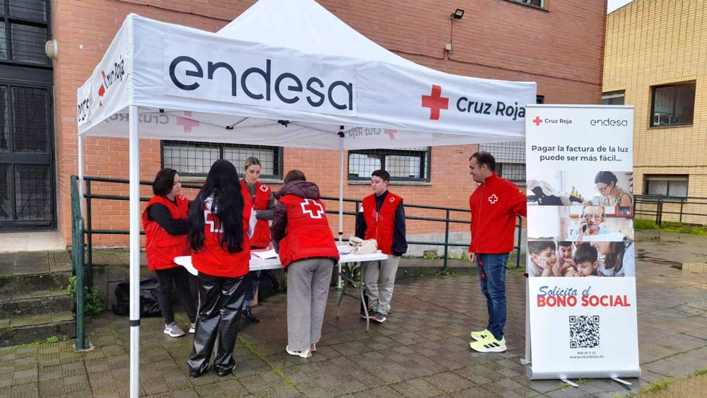 Endesa y Cruz Roja asesoran a sevillanos vulnerables sobre el bono social con ahorro en la factura de la luz - Endesa