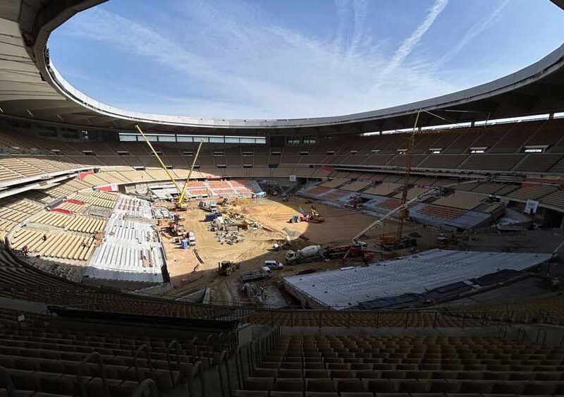 Obras en el estadio La Cartuja, que alcanzará los 70.000 espectadores tras la eliminación de las pistas de atletismo. - Europa Press