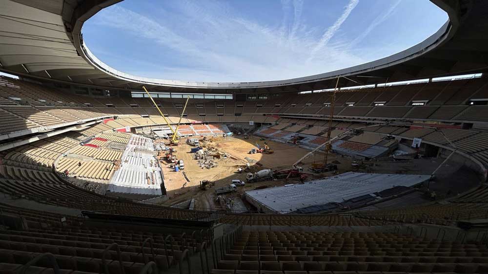 Obras en el estadio La Cartuja, que alcanzará los 70.000 espectadores tras la eliminación de las pistas de atletismo. - Europa Press