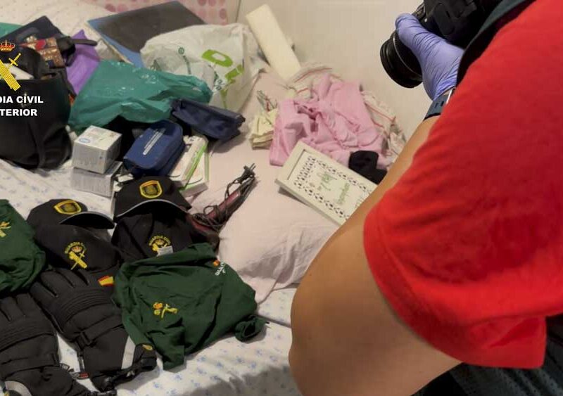 Ropa de Guardia Civil incautada durante el registro. - Guardia Civil