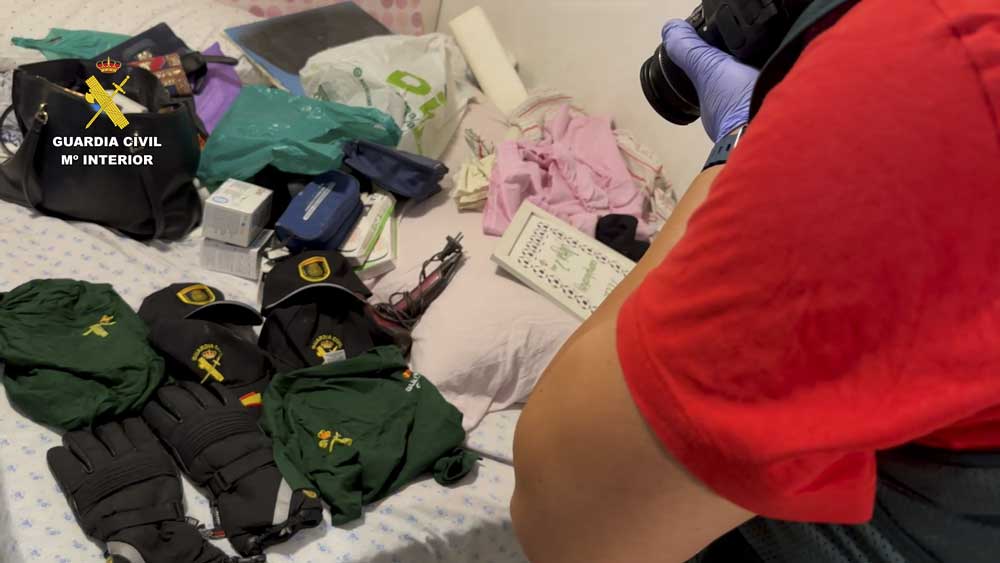 Ropa de Guardia Civil incautada durante el registro. - Guardia Civil