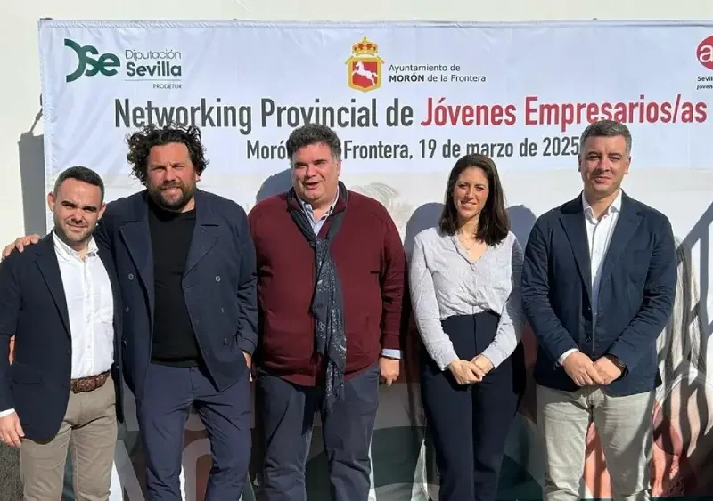 Rodríguez Hans y Manu Martínez, en el primer encuentro provincial de negocios 2025, que se celebra en Morón. - Diputación de Sevilla