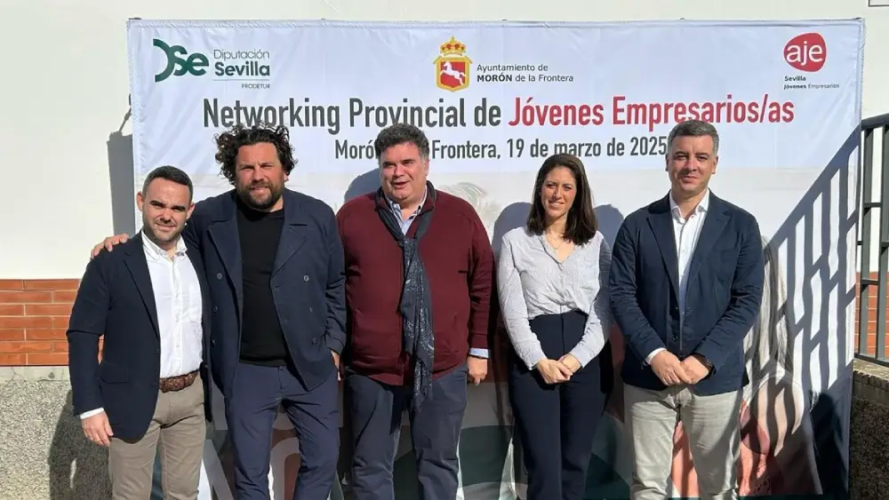 Rodríguez Hans y Manu Martínez, en el primer encuentro provincial de negocios 2025, que se celebra en Morón. - Diputación de Sevilla