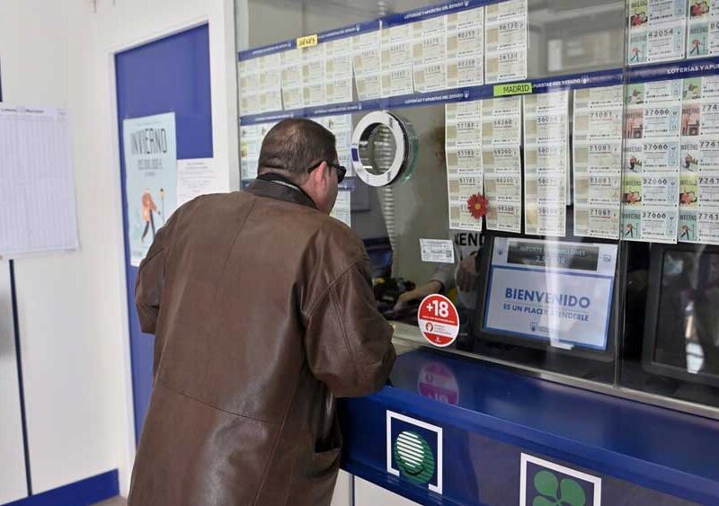 Un hombre compra un boleto en una Administración de Loterías. - Juan Ortiz Bea / Europa Press