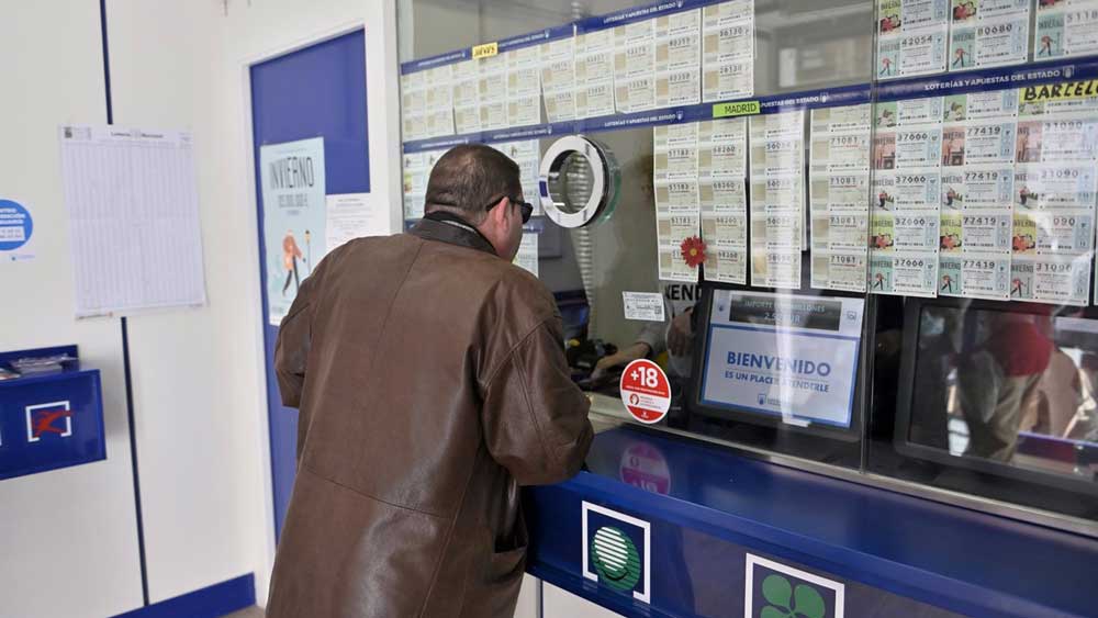 Un hombre compra un boleto en una Administración de Loterías. - Juan Ortiz Bea / Europa Press