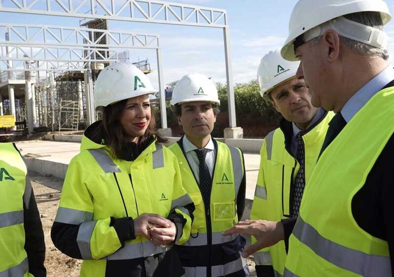 La consejera de Fomento, Articulación del Territorio y Vivienda, Rocío Díaz, visita las obras del metro con el alcalde de Sevilla, José Luis Sanz, y la consejera de Cultura y Deporte, Patricia del Pozo. - Junta de Andalucía