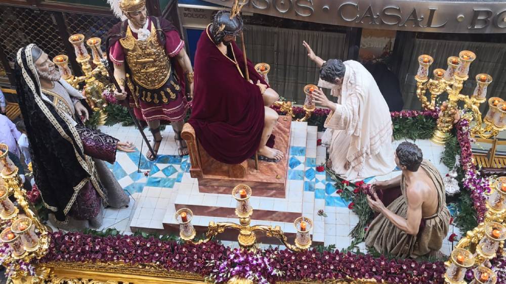 A la izquierda del paso de misterio de la Hermandad de San Esteban aparece el «perra gorda»