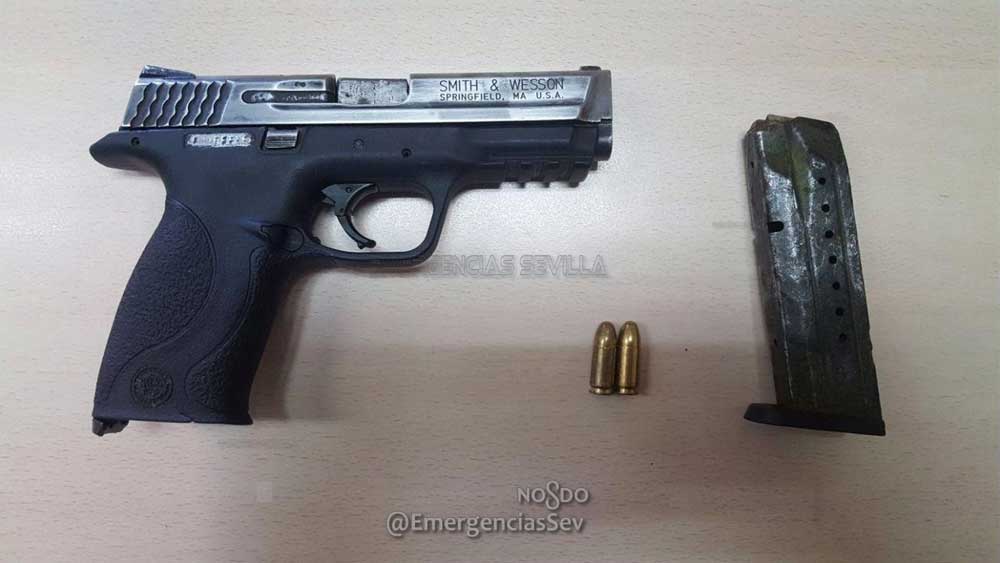 Imagen de archivo de una pistola intervenida a un varón en Sevilla. - Europa Press / Ayuntamiento de Sevilla